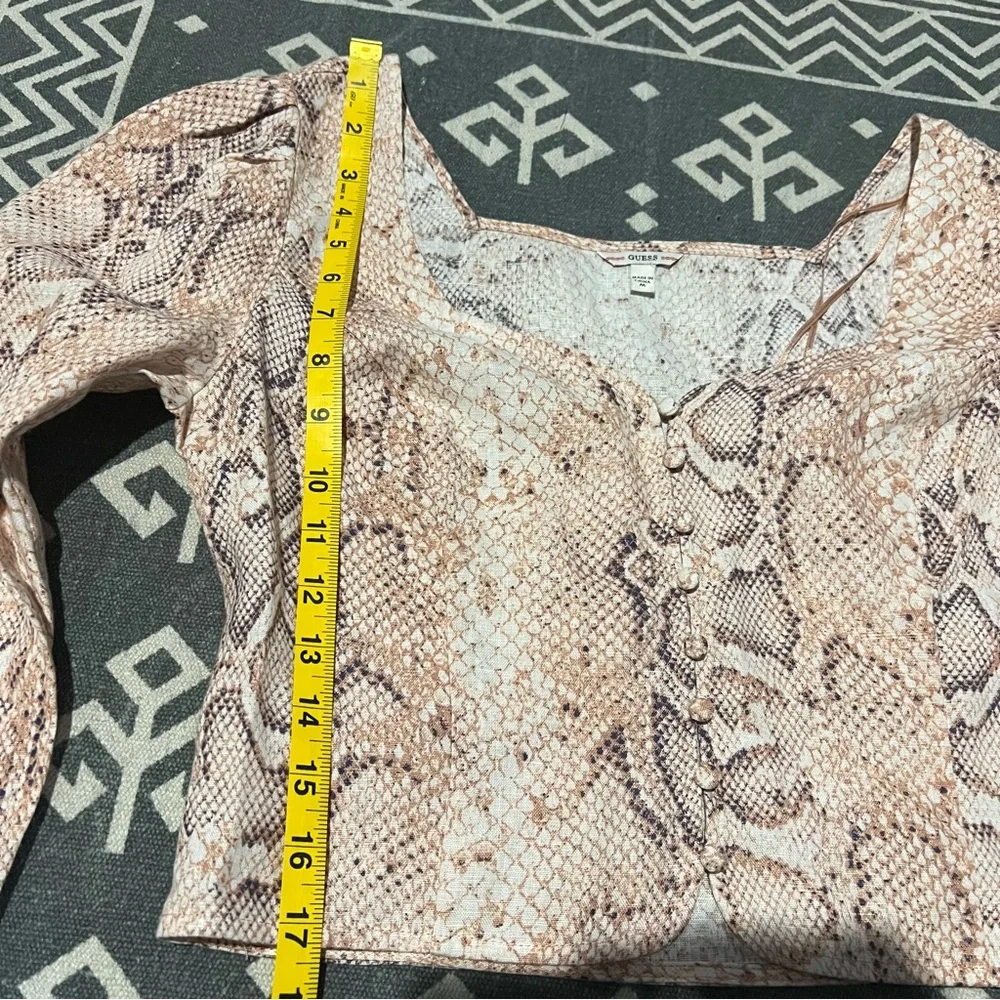 Guess telana button down sweetheart neck crop Pink Snake Print top M 100% linen